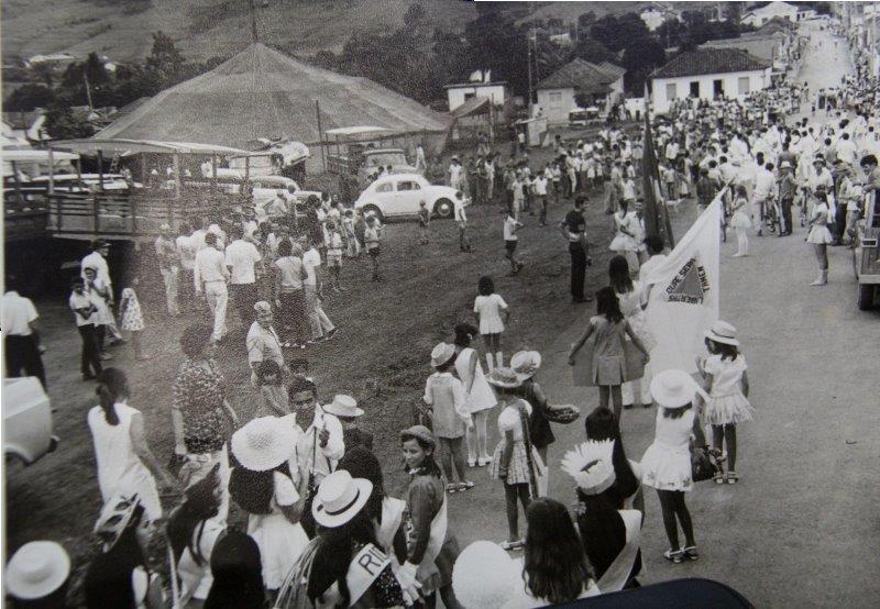 Desfile na Festa do Aniversário da Cidade (Praça Presidente Vargas - Década de 70)