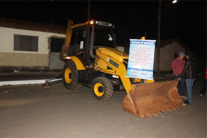 Distrito de São José da Antinha recebe Retro escavadeira e Câmeras de Segurança