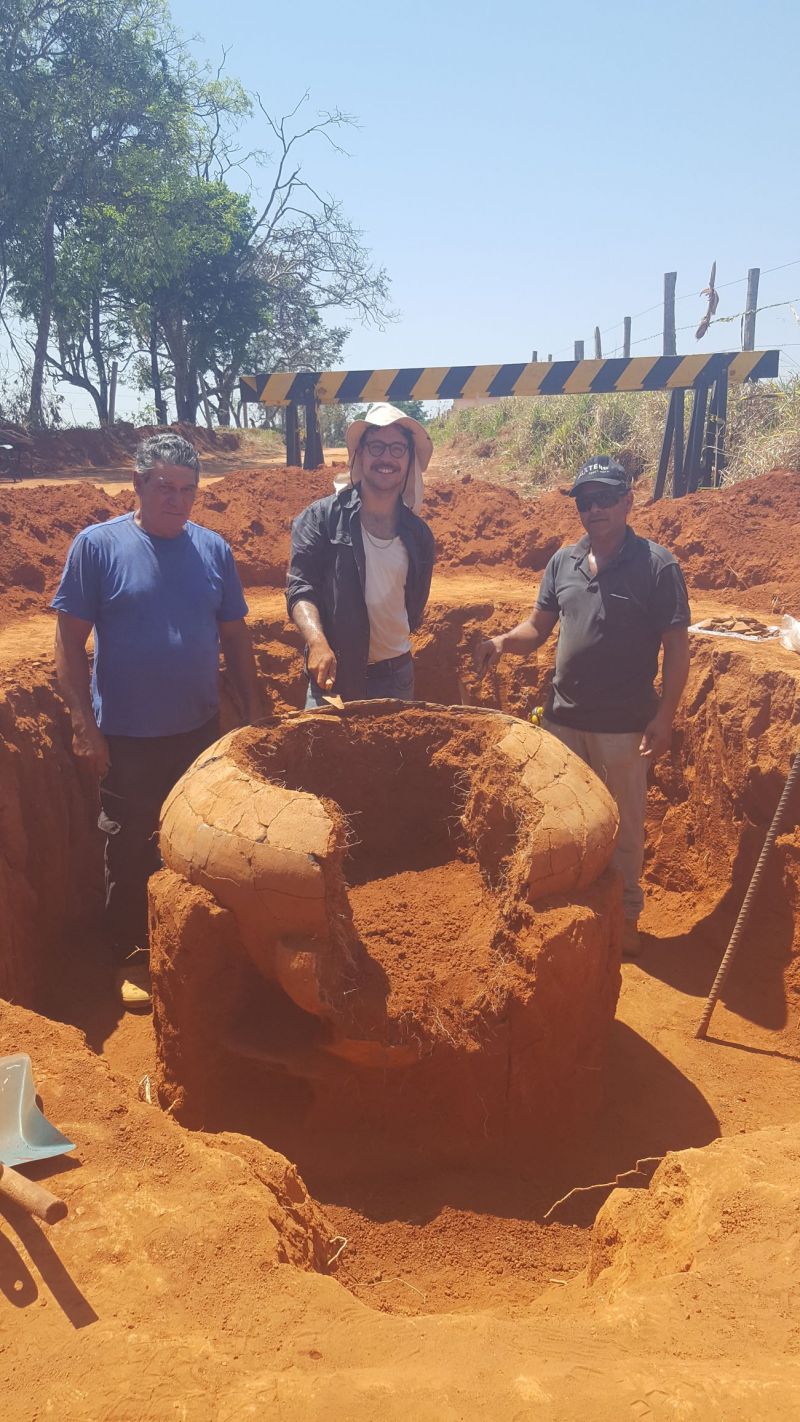 A urna silo na estrada de acesso ao assentamento Sapecado até o distrito de Antinha, município de Perdizes, Minas Gerais