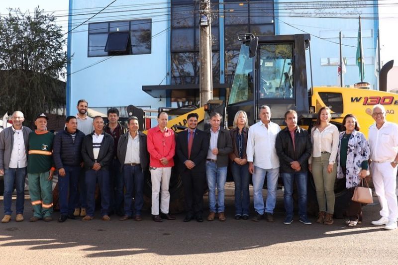 Prefeitura de Perdizes entrega novas máquinas para Secretaria M. de Transporte e Máquinas
