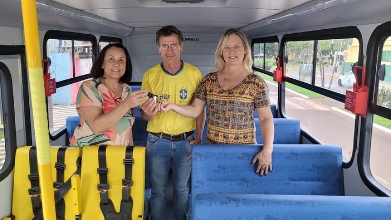 Entrega de um Micro Ônibus Escolar para a Educação