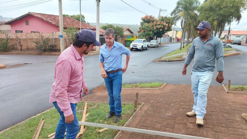 A Prefeitura está finalizando a reforma e a concretagem do canteiro central do bairro Novo Horizonte
