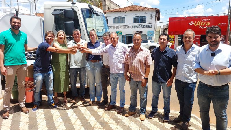 Prefeitura de Perdizes recebe de Deputados veículos 0km