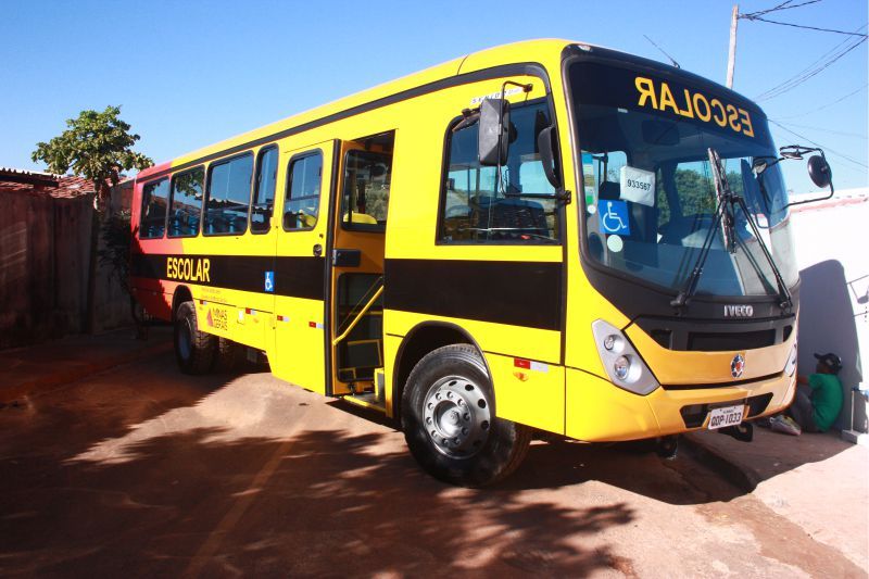 Estádio Jaime Afonso dos Reis recebe melhorias e educação recebe ônibus para transporte escolar do município.