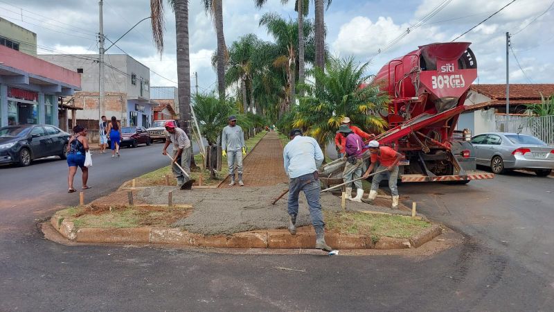 A Prefeitura está finalizando a reforma e a concretagem do canteiro central do bairro Novo Horizonte
