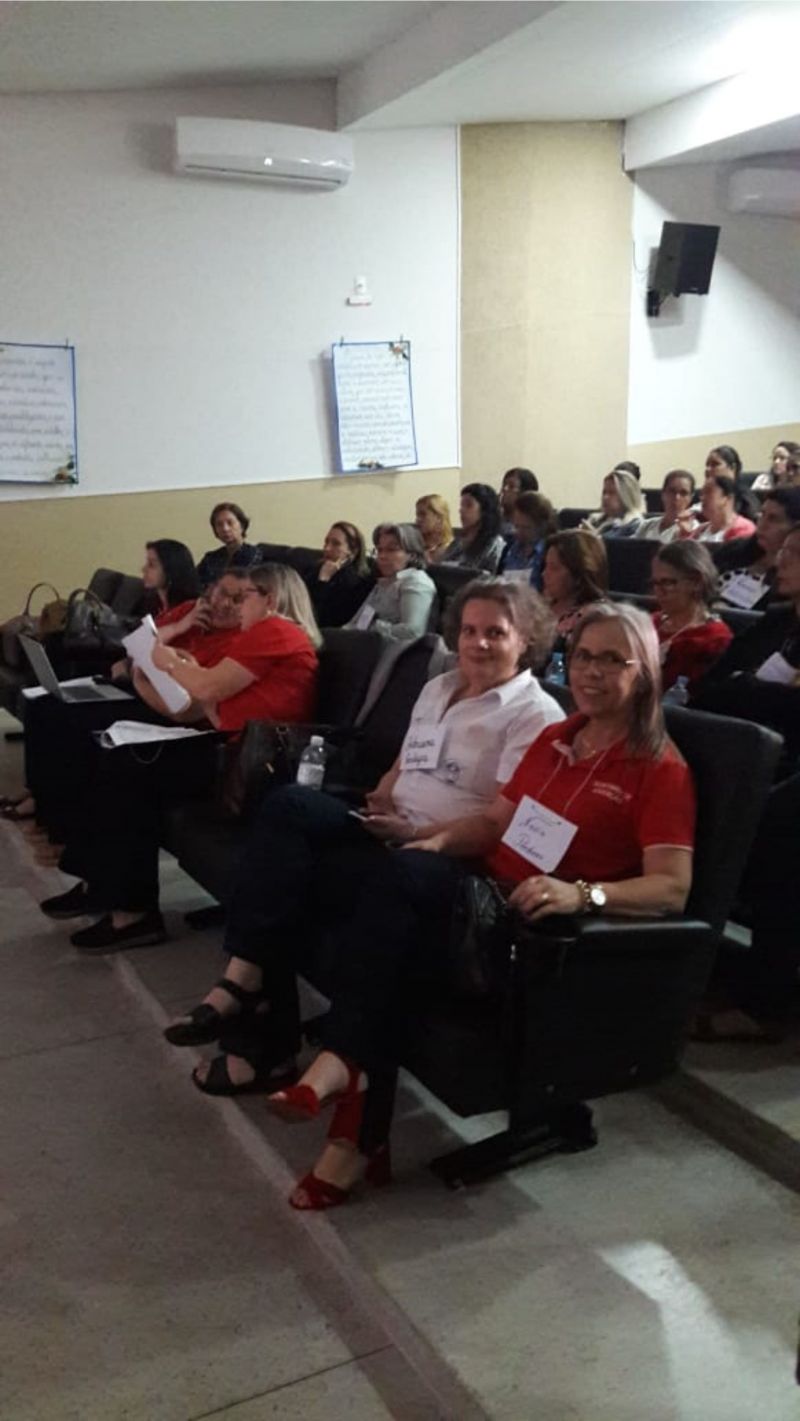 Profissionais da Rede Municipal de Educação participam do ciclo de estudos para a organização do currículo de Minas Gerais.
