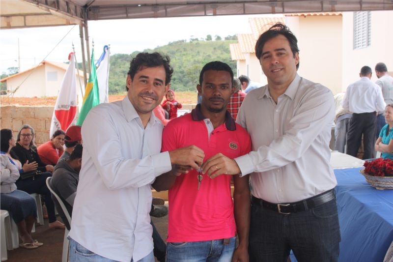 Em clima de festa, Prefeito Vinícius Barreto entrega as chaves das casas no Bairro Zezinho Coelho.