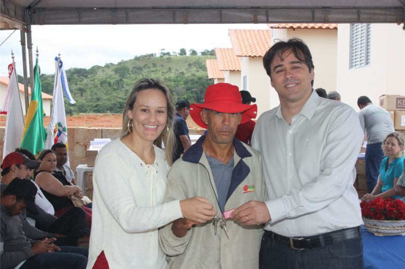 Em clima de festa, Prefeito Vinícius Barreto entrega as chaves das casas no Bairro Zezinho Coelho.